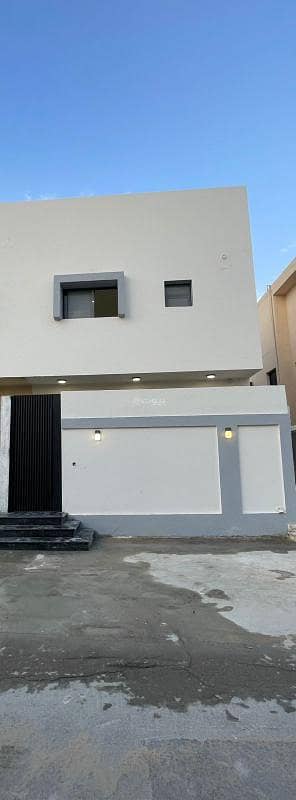 4 Bedroom Villa for Rent in North Riyadh, Riyadh - Villa townhouse area of ​​155m2 with separate entrance high privacy 3 bedrooms on the first floor and the ground floor consists of a large living room and dining room in addition to a backyard and side yard for rent in the vibrant Al Morooj neighborhood, Riyadh. Prime location close to main roads.